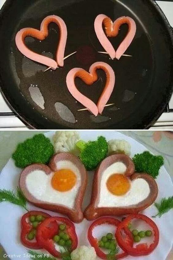 detalles para enamorar Huevo con hot dog frito, una hoja lechuga, pimientos y alverjitas